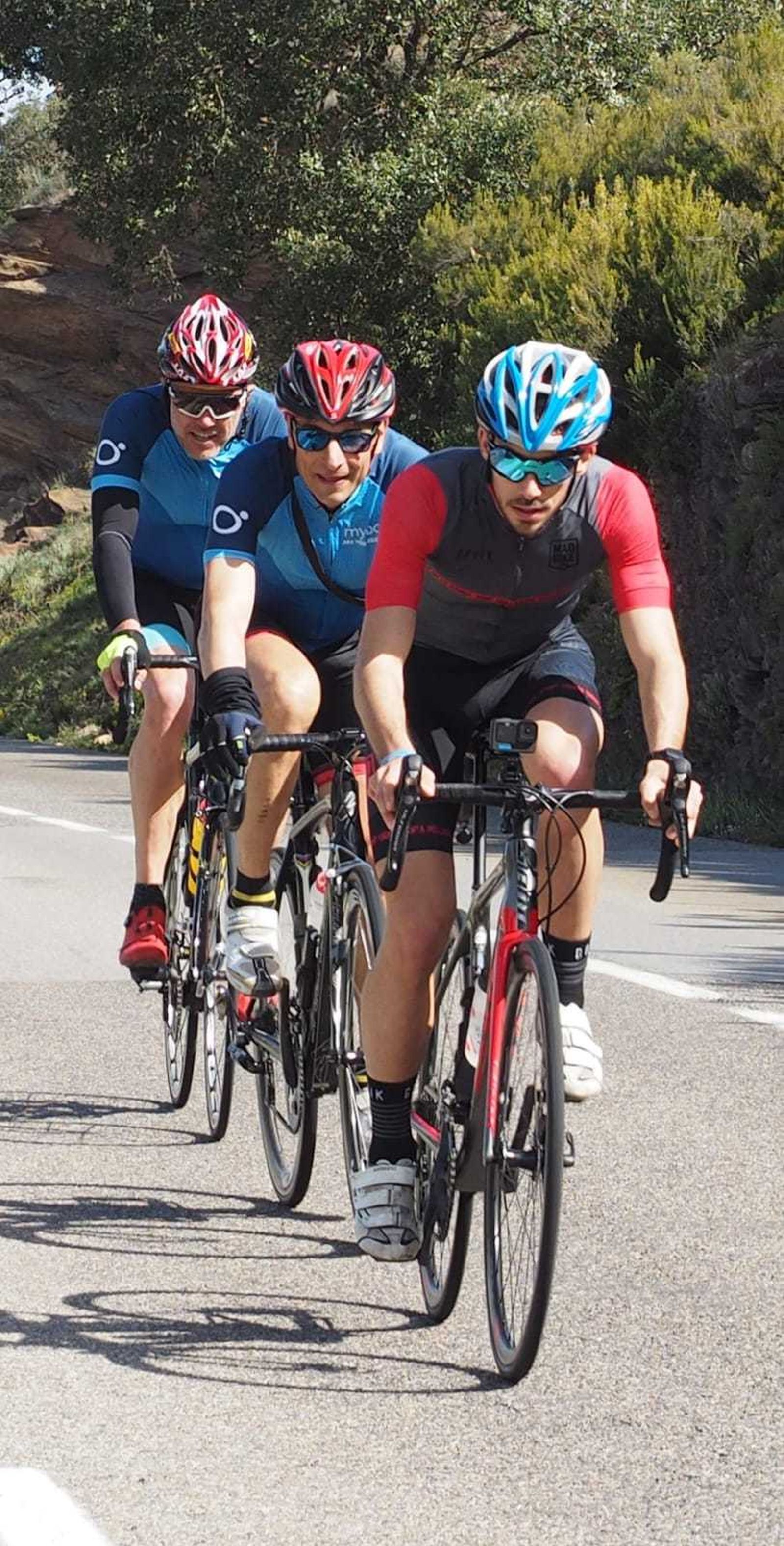 Bosch, último del grupo, completando el tramo ciclista del reto en compañía de otros deportistas
