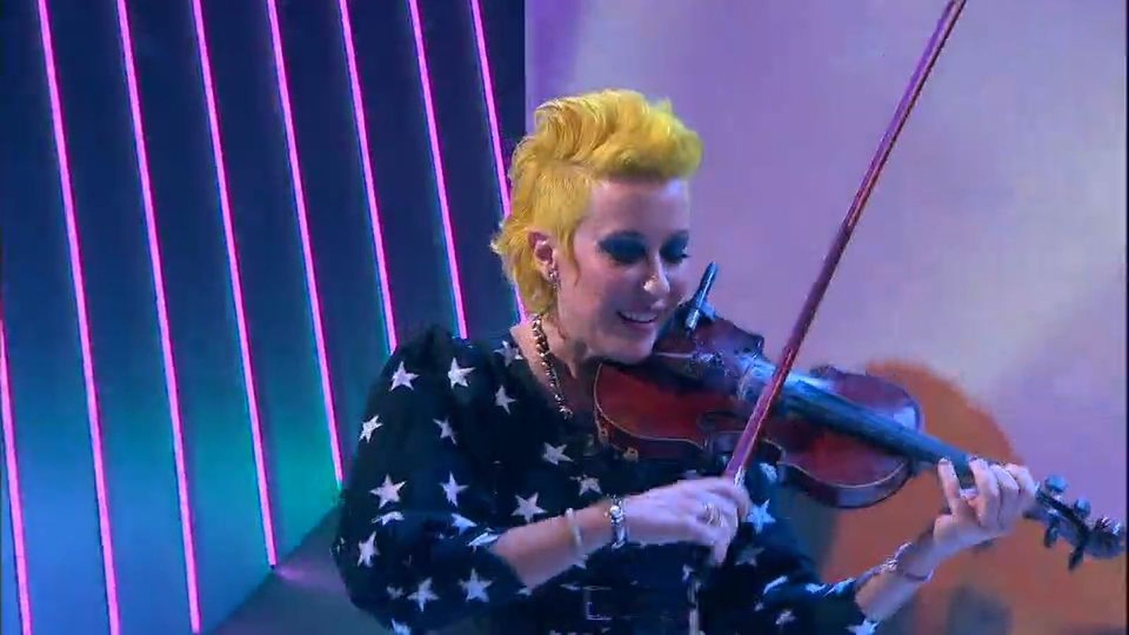 Así suena 'Hurra Hurra', el nuevo sencillo de la violinista Judith Mateo