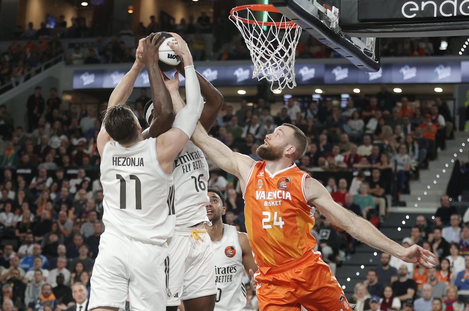 Hezonja ante el Valencia Basket