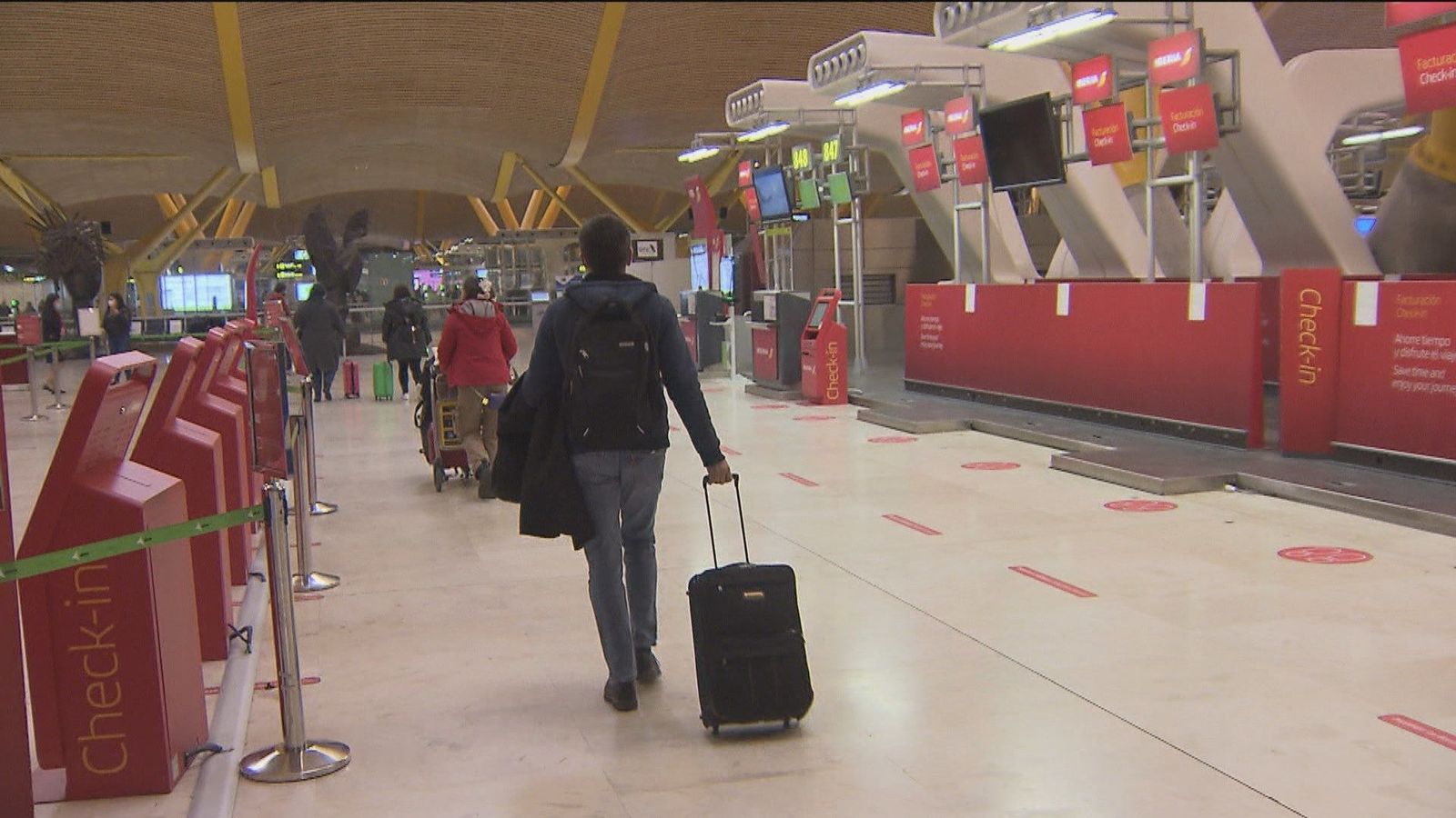 La Delegada del Gobierno confirma que habrá más efectivos para el control de pasaportes en Barajas