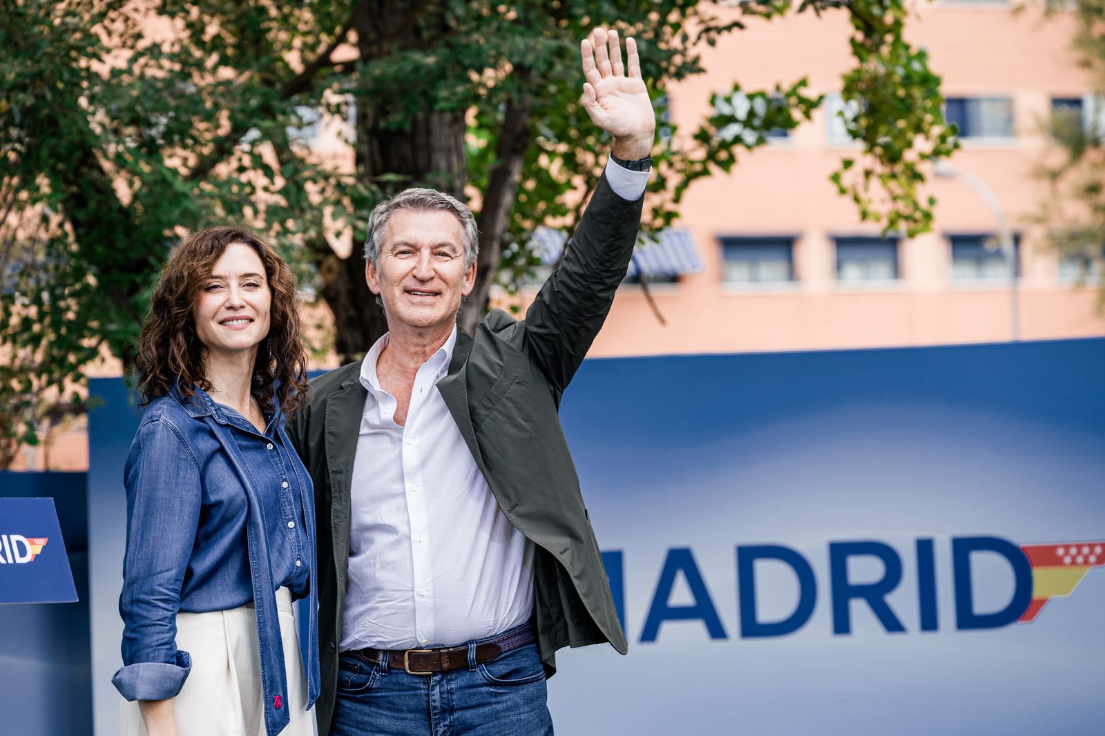 Archivo - La presidenta de la Comunidad de Madrid, Isabel Díaz Ayuso (i), y el presidente del PP, Alberto Núñez Feijóo (d), durante la inauguración de las Jornadas Parlamentarias del Grupo Popular de la Asamblea de Madrid, en el hotel EXE Getafe, a 5 de s