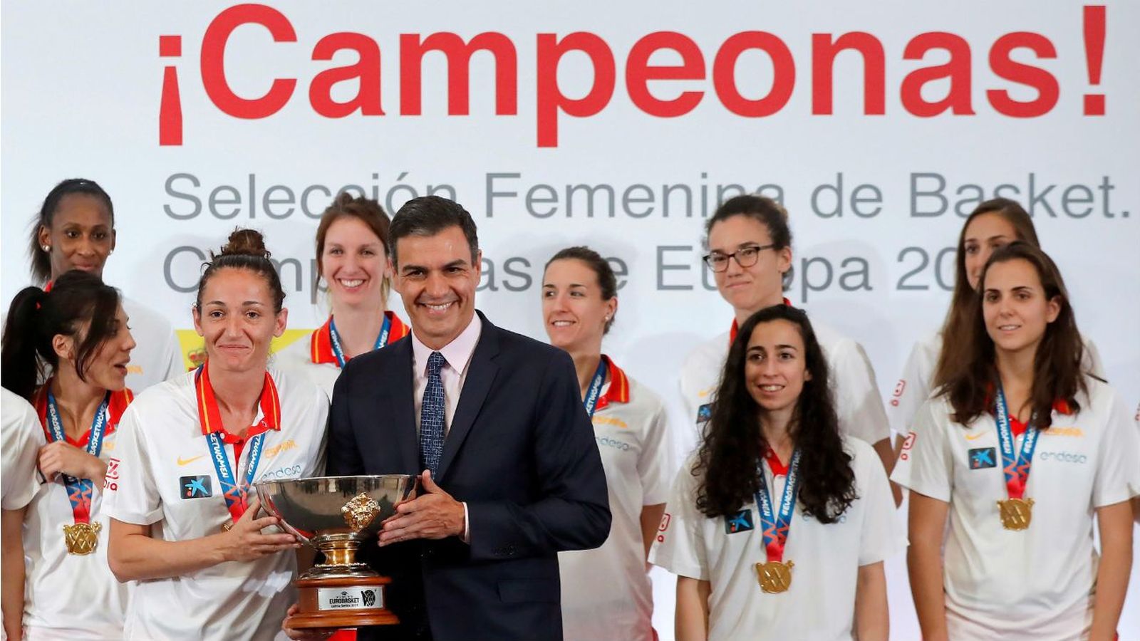 La selección española celebra su oro en La Moncloa