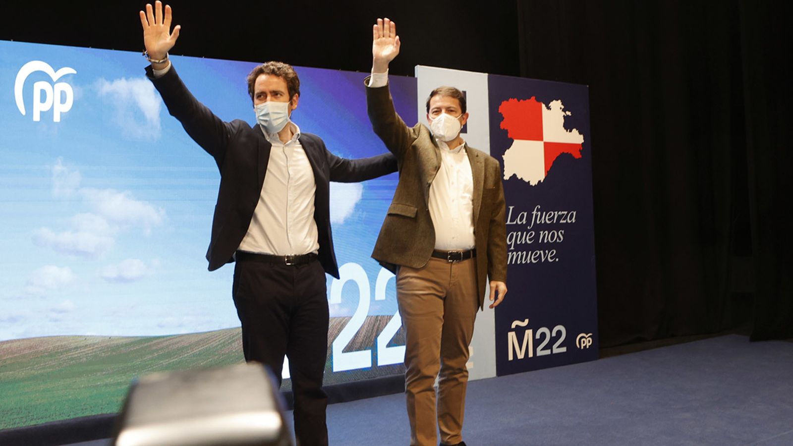 El secretario general del PP, Teodoro García Egea (i), y el presidente de la Junta de Castilla y León y candidato del Partido Popular a la Presidencia en las elecciones autonómicas, Alfonso Fernández Mañueco