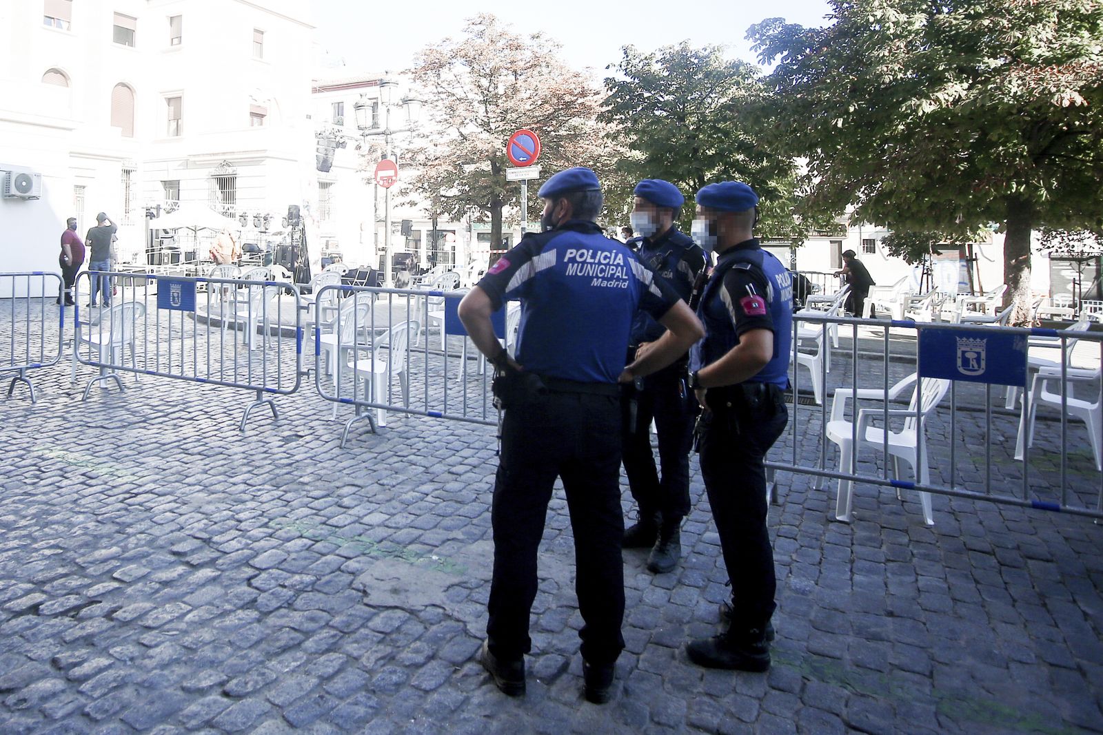 Varios policías municipales vigilan las fiestas patronales de Madrid