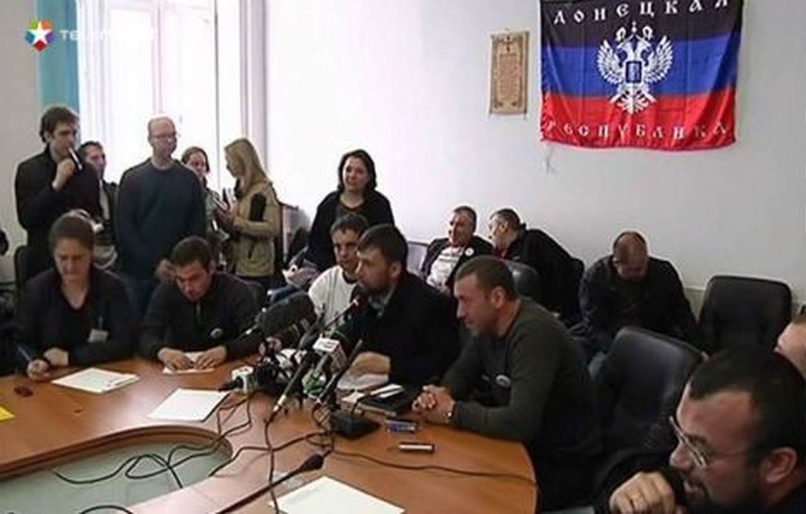 Manifestantes prorrusos refuerzan sus barricadas en la ciudad de Donetsk