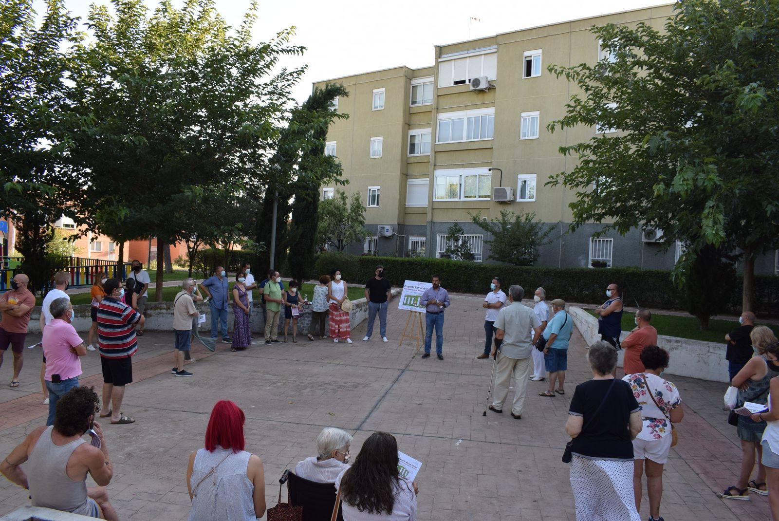Asamblea vecinal para informar sobre el proyecto en el barrio de los Olivos de Mejorada del Campo