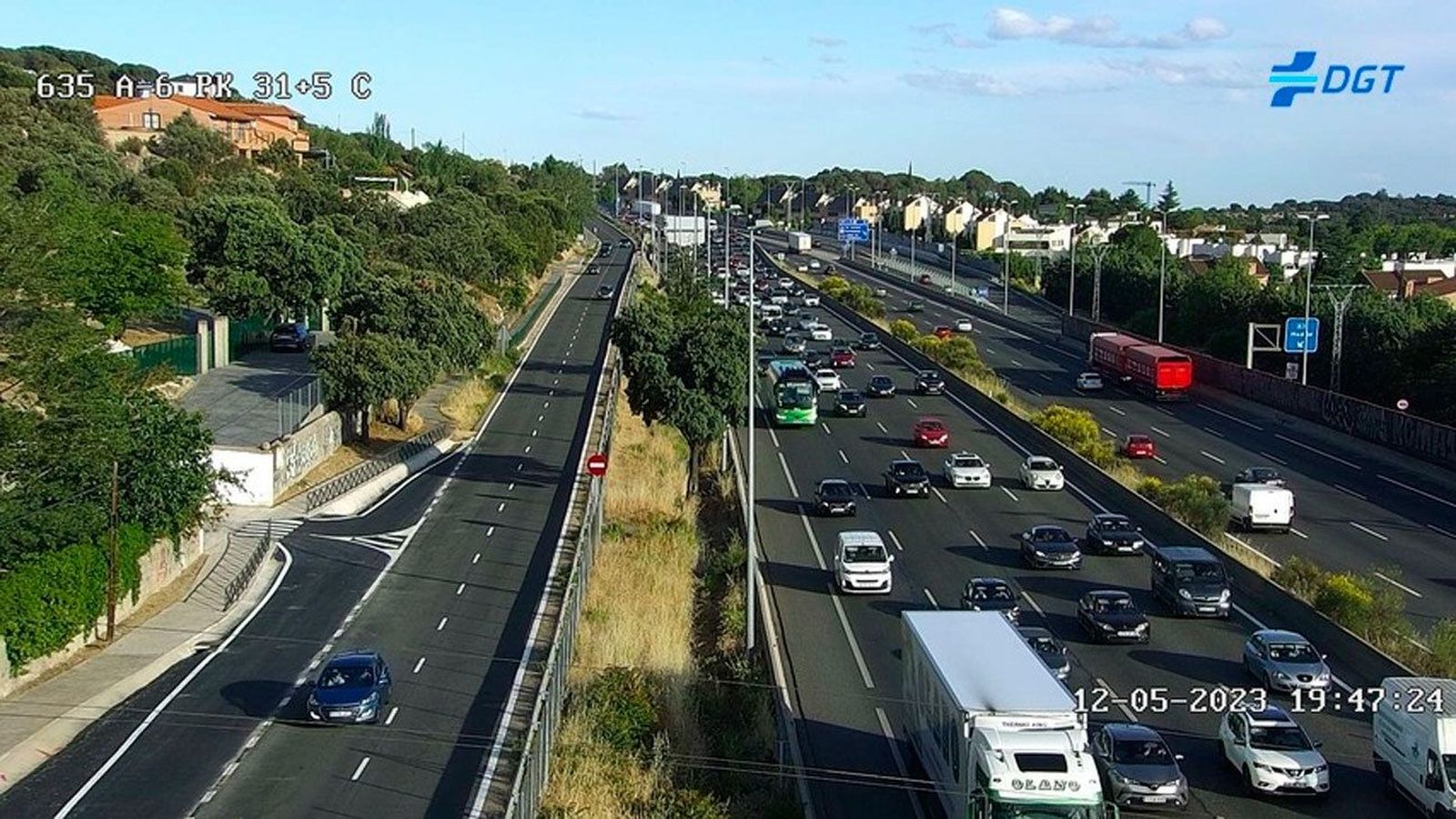 Tráfico intenso en las salidas de Madrid en el inicio del puente de San Isidro