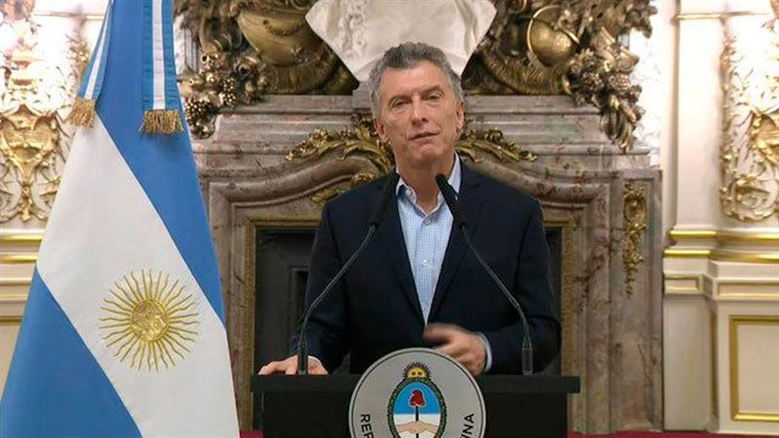 Argentina pide apoyo financiero al FMI por el desplome del peso