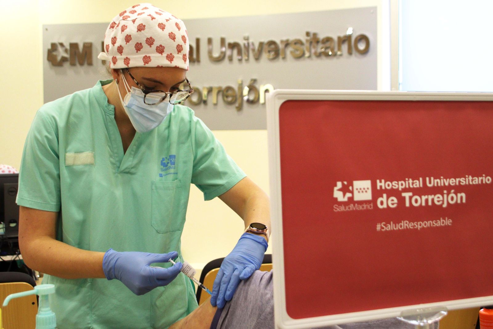 Una enfermera administra una vacuna Covid en el Hospital de Torrejón de Ardoz
