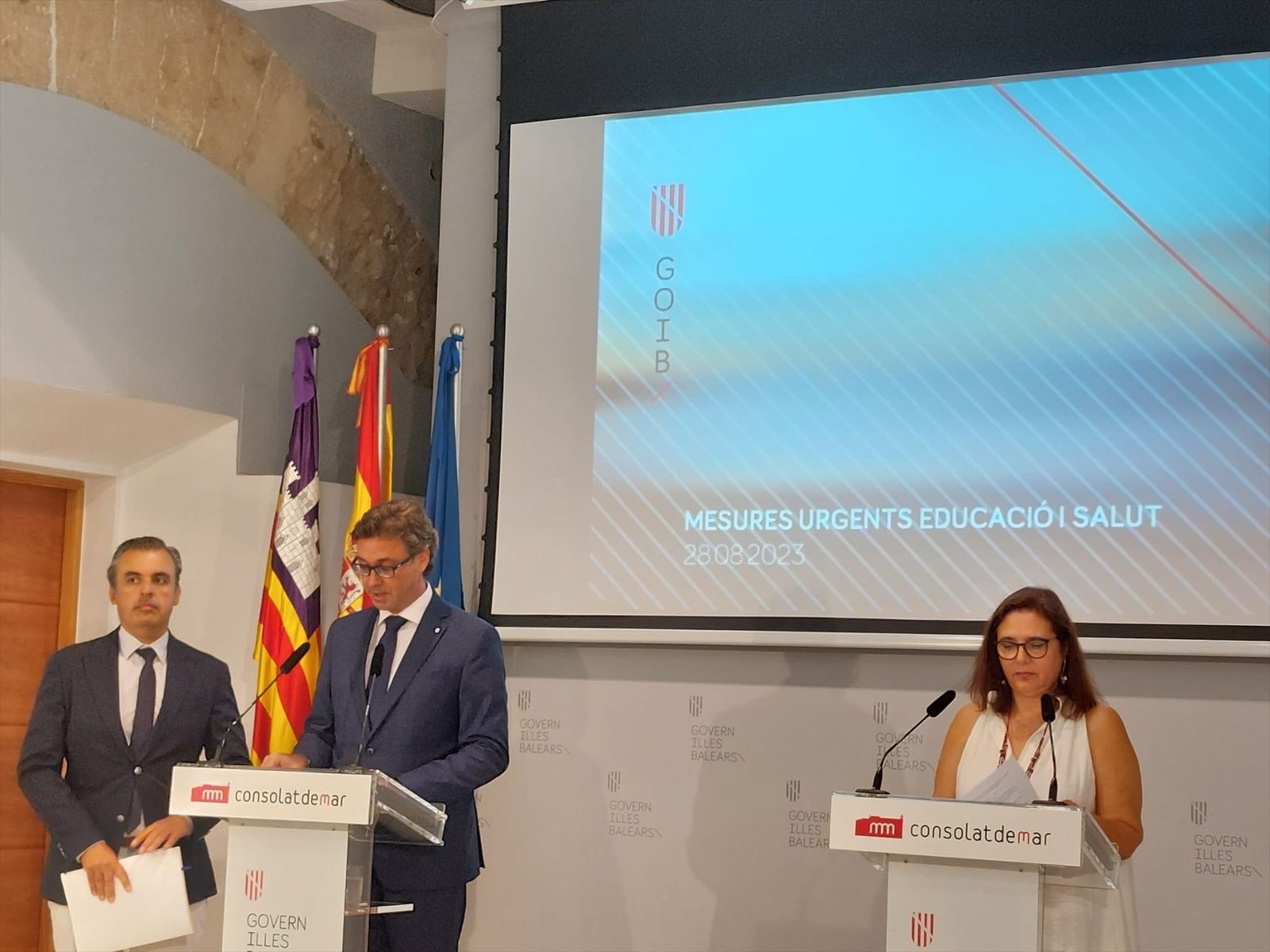 El conseller de Educación y Universidades (izqda), Antoni Vera, en rueda de prensa, posterior al Consell de Govern extraordinario, junto al portavoz del Govern, Antoni Costa, y la consellera de Salud, Manuela García