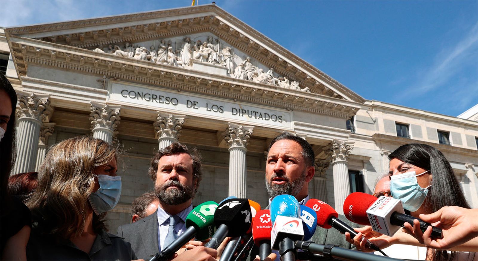 Santiago Abascal atiende a los medios junto a Espinosa de los Monteros y a Macarena Olona