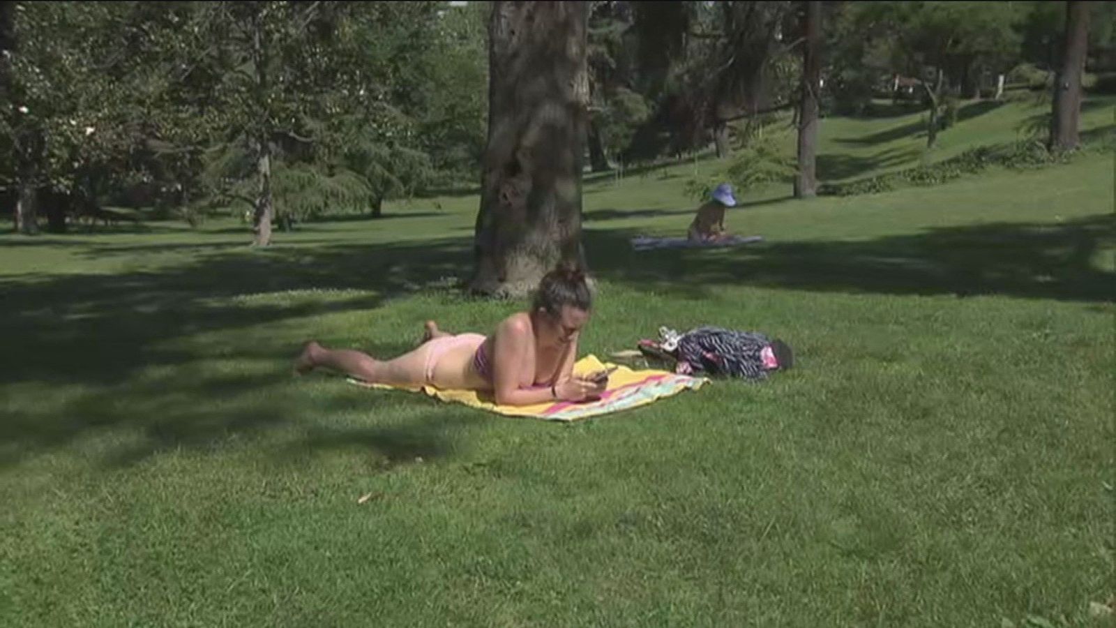 Los madrileños aguantan los 40 grados con el agobio de la mascarilla y pocas opciones para refrescarse