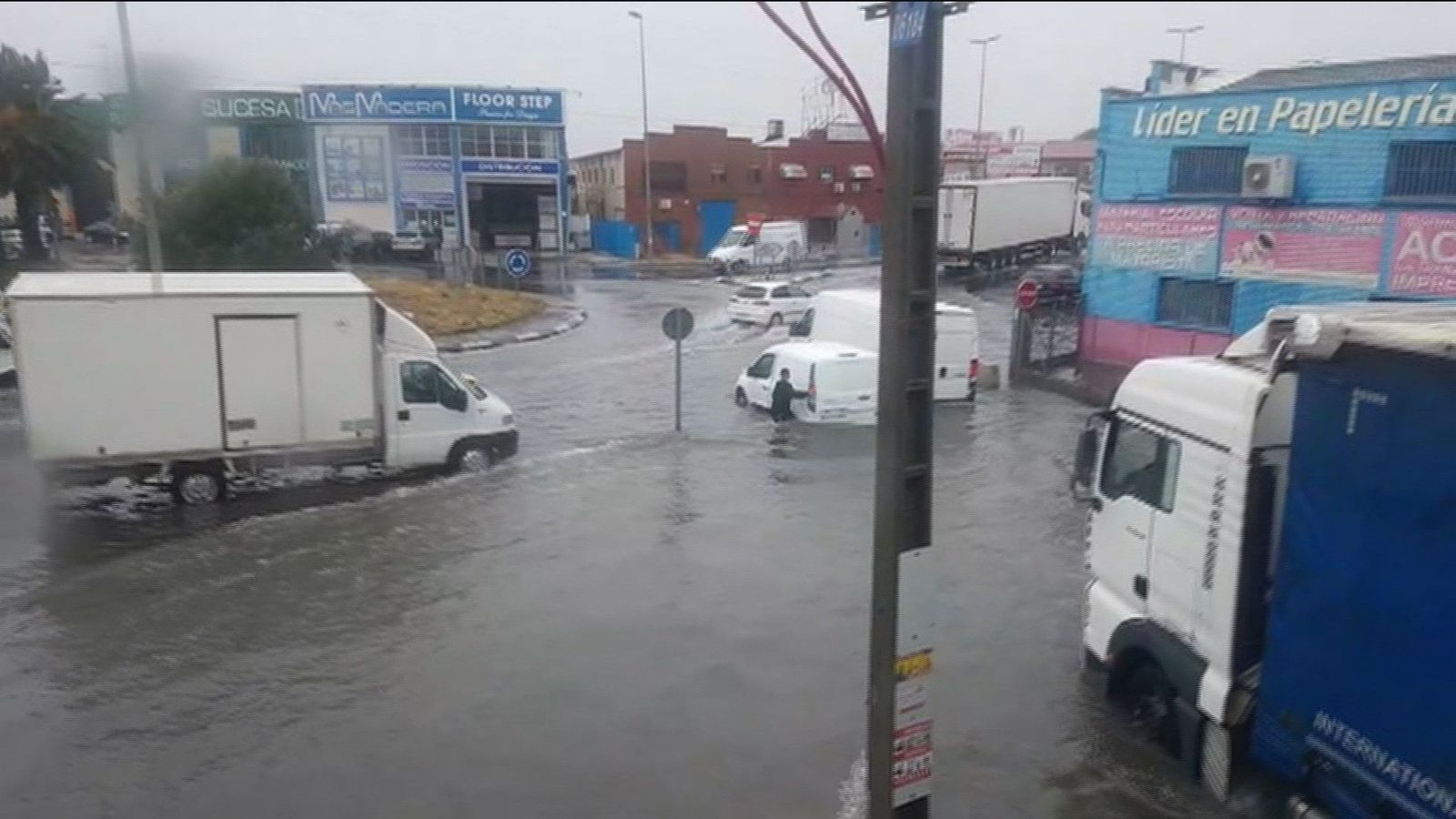 Más de 80 salidas de los bomberos en una mañana de viento, frío y lluvia en Madrid