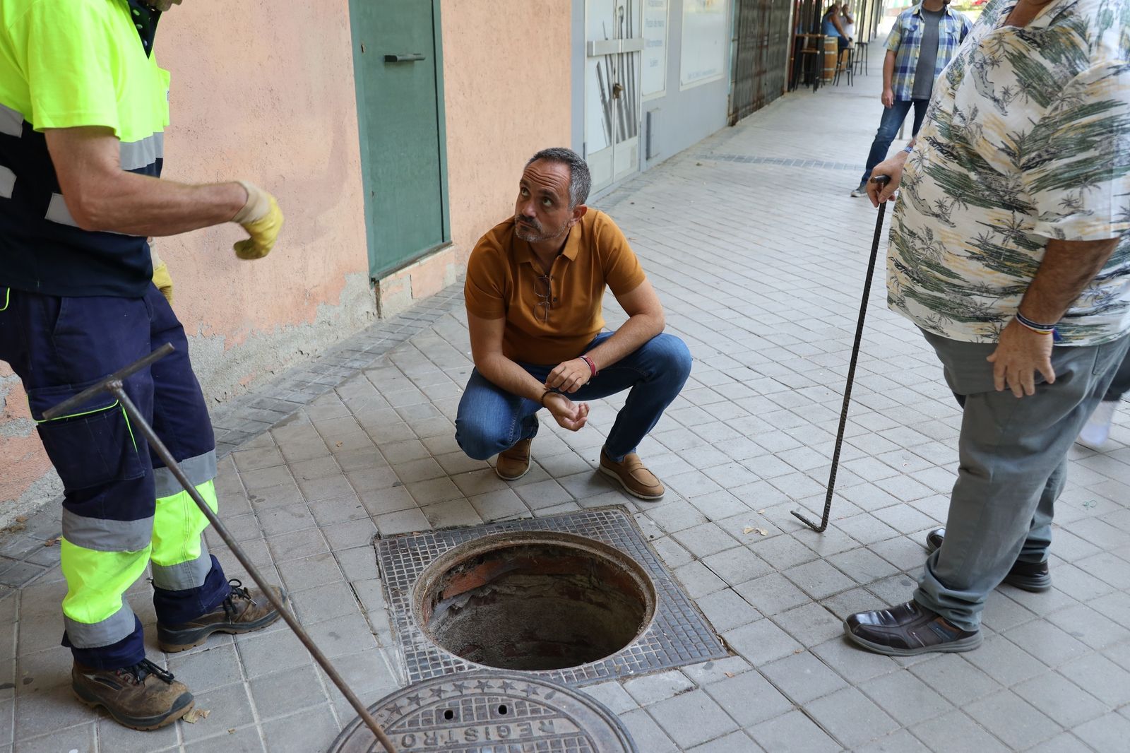 Manuel Bautista, alcalde de Móstoles, visita los recientes trabajos en la red de alcantarillado de la localidad