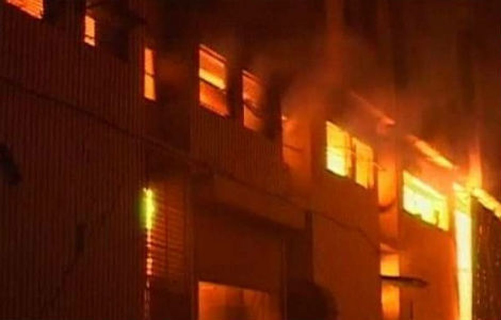 Cerca de un centenar de muertos en incendio en una fábrica textil en Pakistán