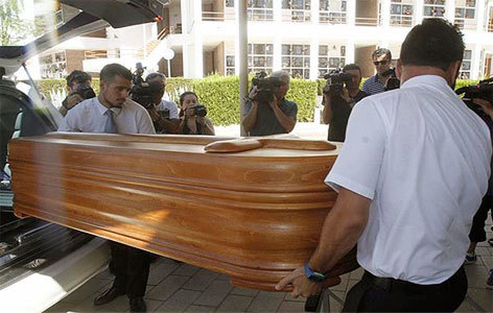 Operariso de la Funeraria  trasladan el féretro de Miguel Blesa