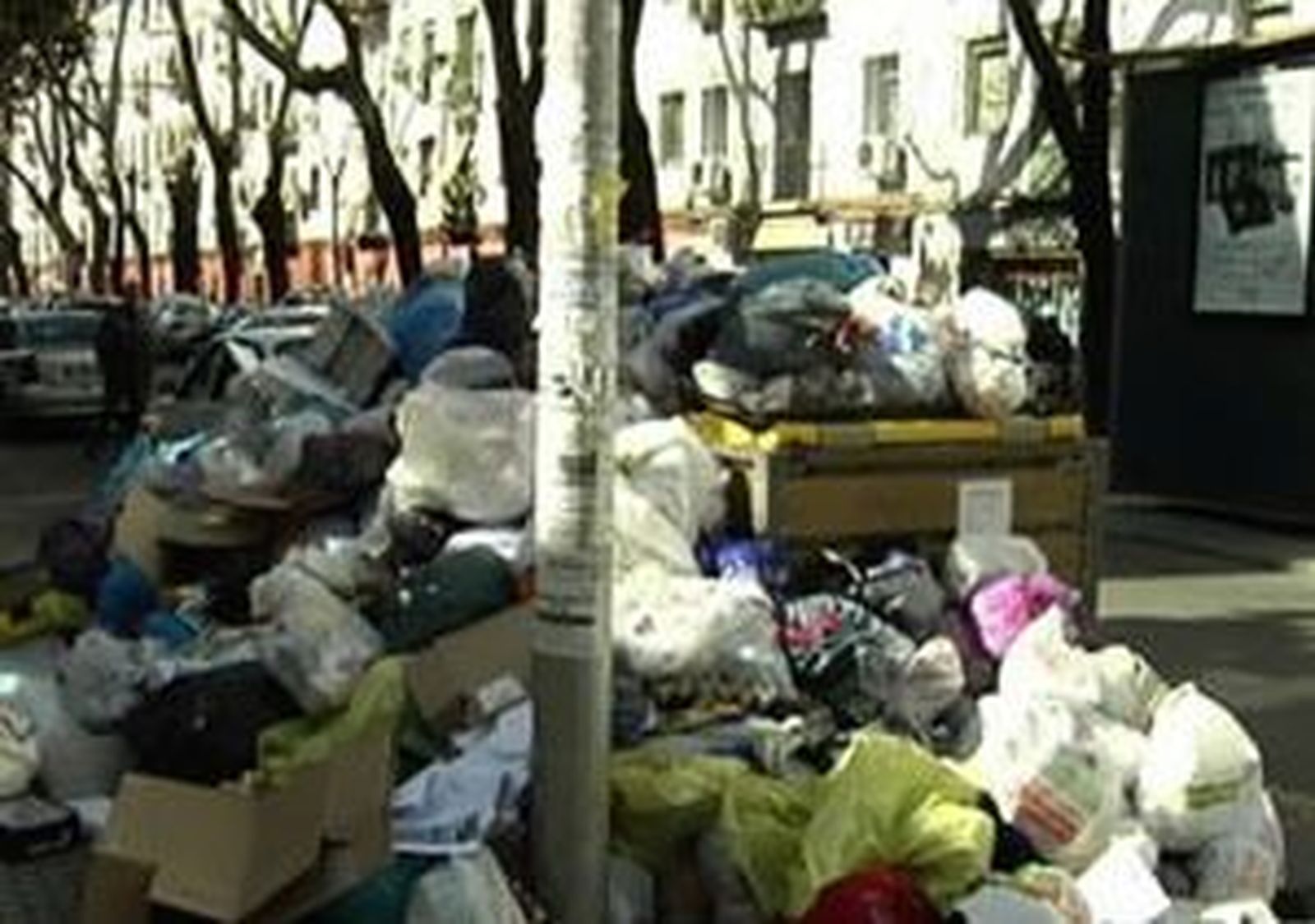 Las calles de Sevilla acumulan más de 5.000 toneladas de basura por la huelga