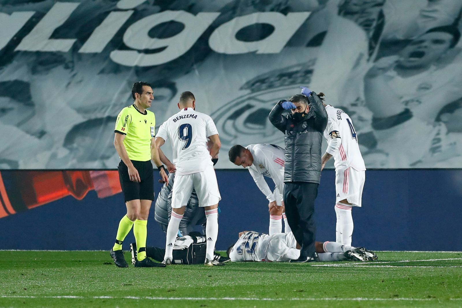El delantero del Real Madrid, Rodrygo Goes, cayó lesionado en el partido de Liga frente al Granada