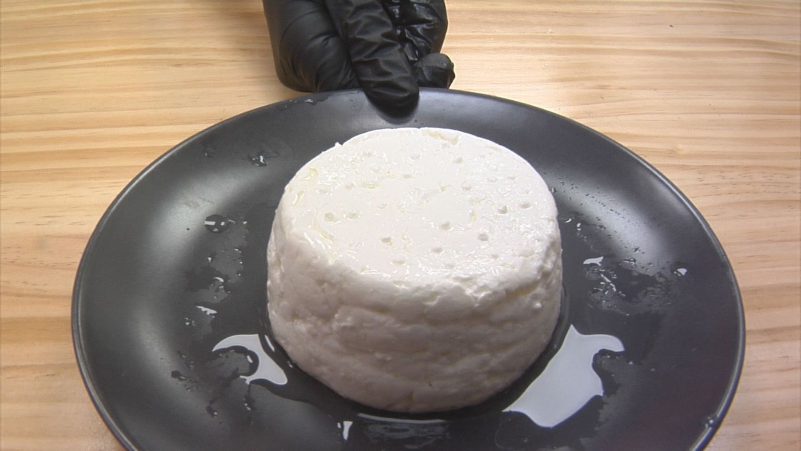 El sabor auténtico del queso artesanal: Teresa comparte su legado familiar en el Mercado de Guzmán el Bueno