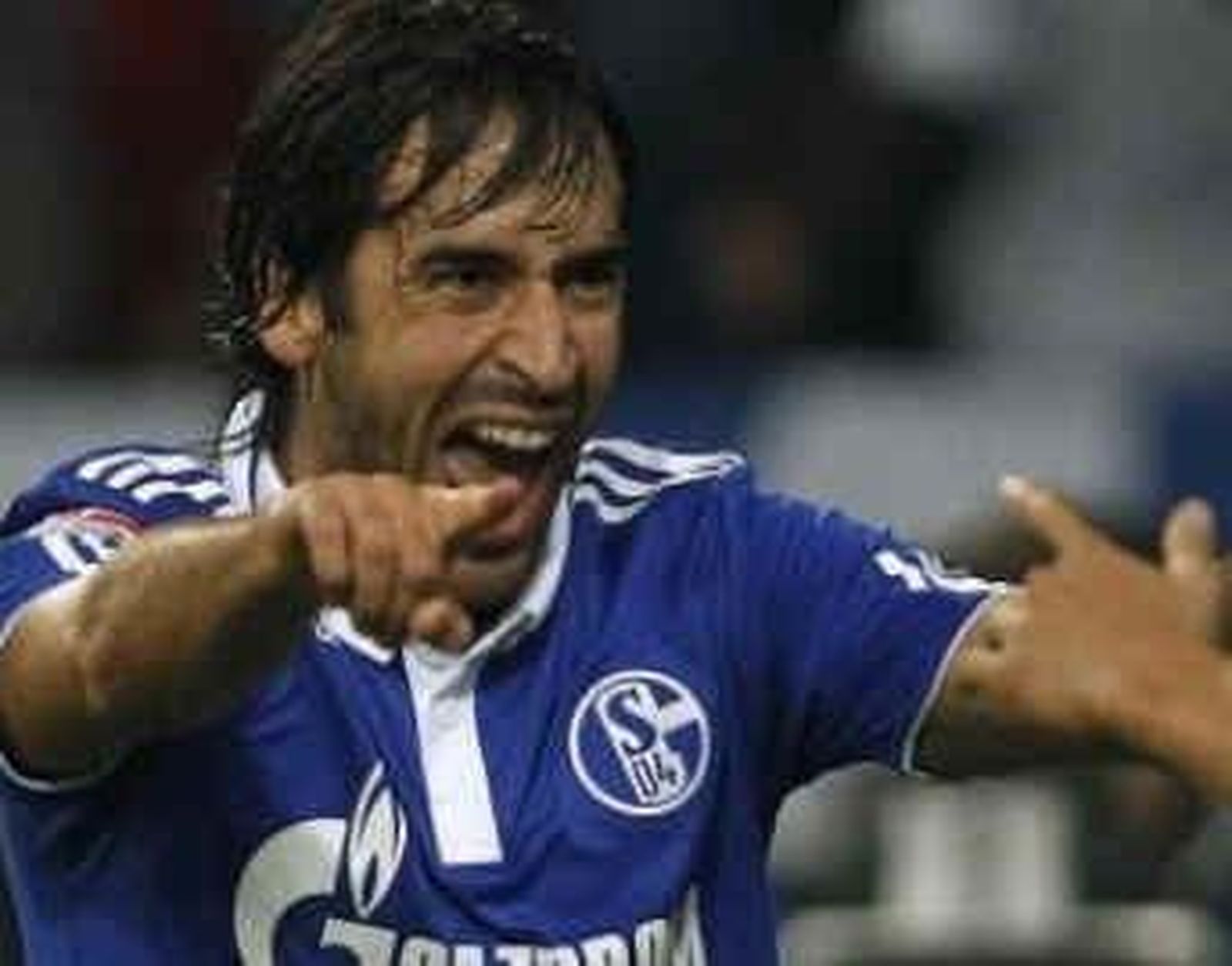 Raúl mete al Schalke en la final de la Copa alemana