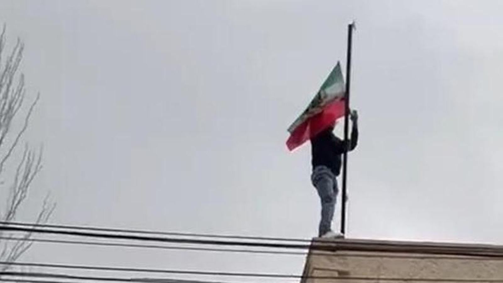 Retiran la bandera de la embajada de Irán