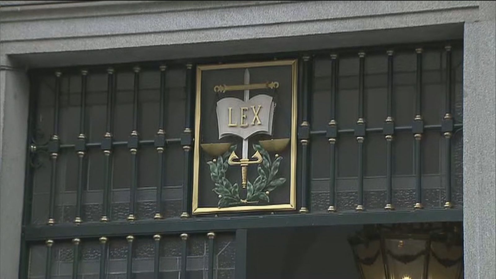 Puerta de un juzgado
