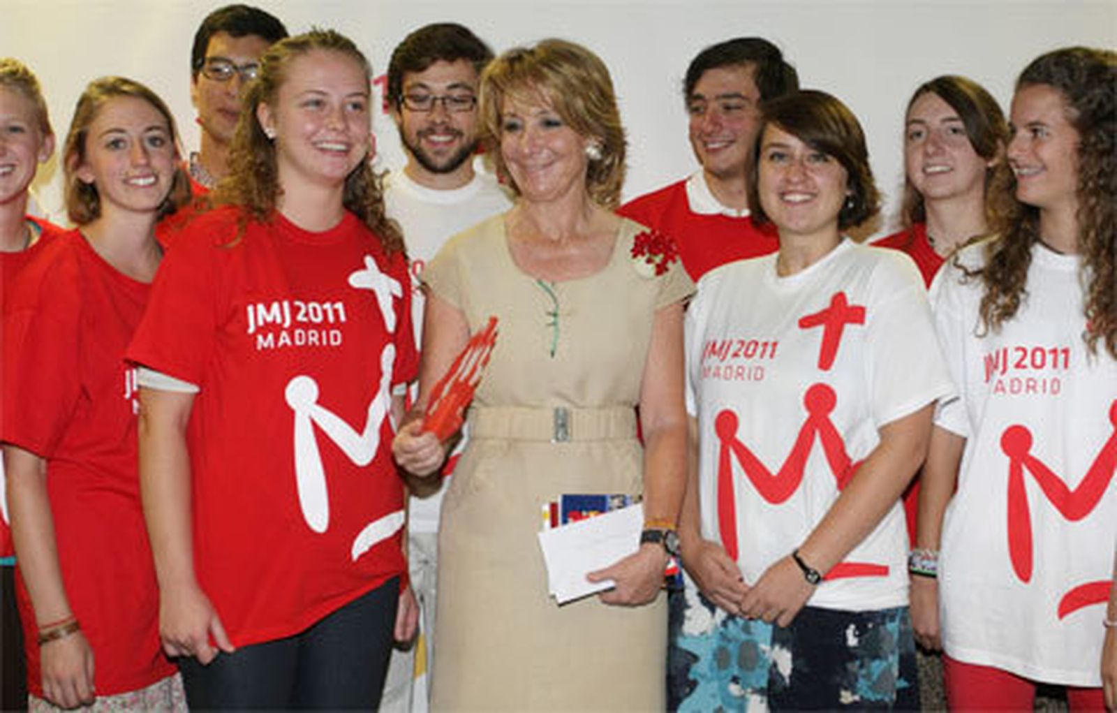 Esperanza Aguirre con algunos de los voluntarios de la JMJ