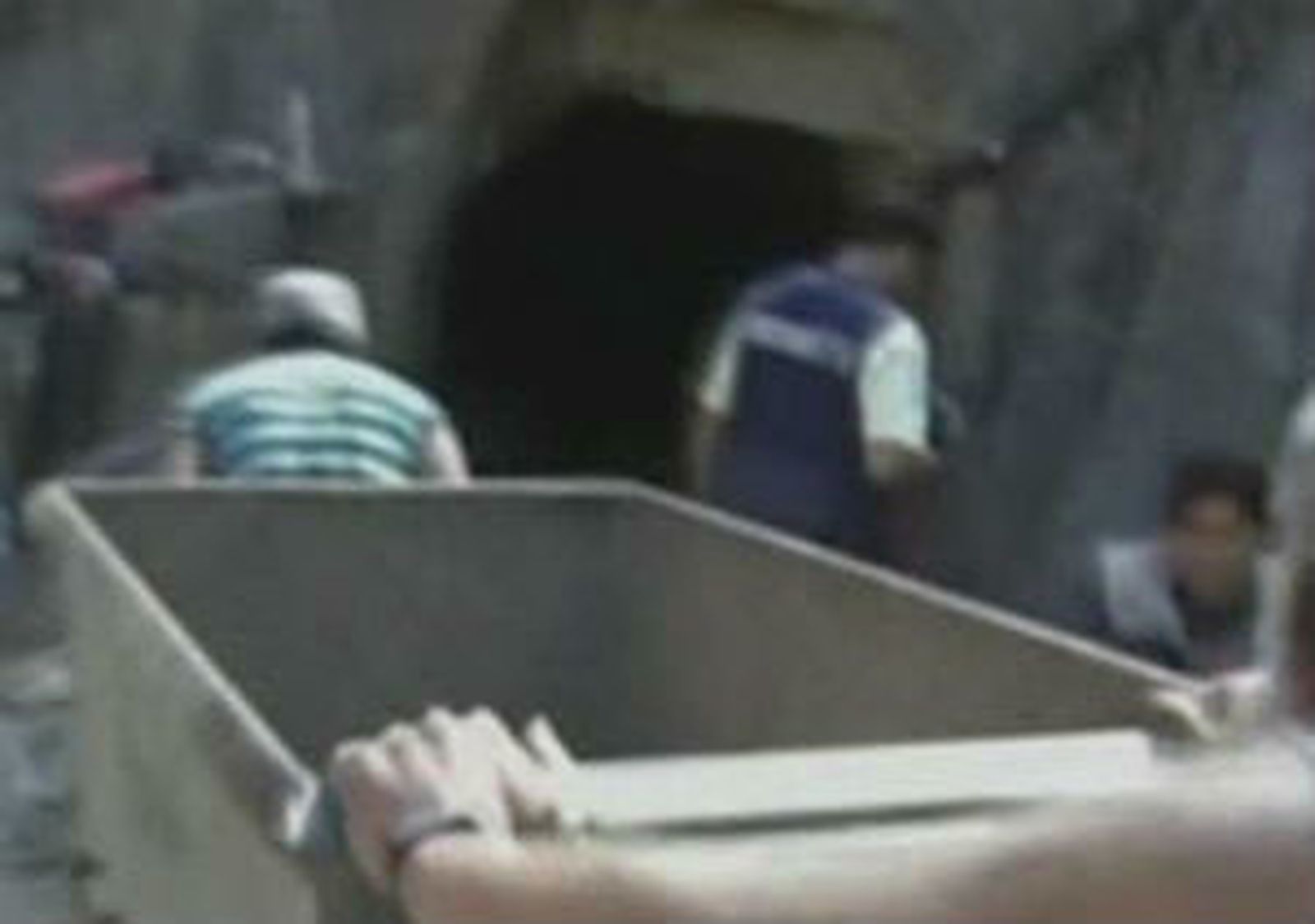 Perú constriye un túnel de madera para rescatar a los nueve mineros atrapados