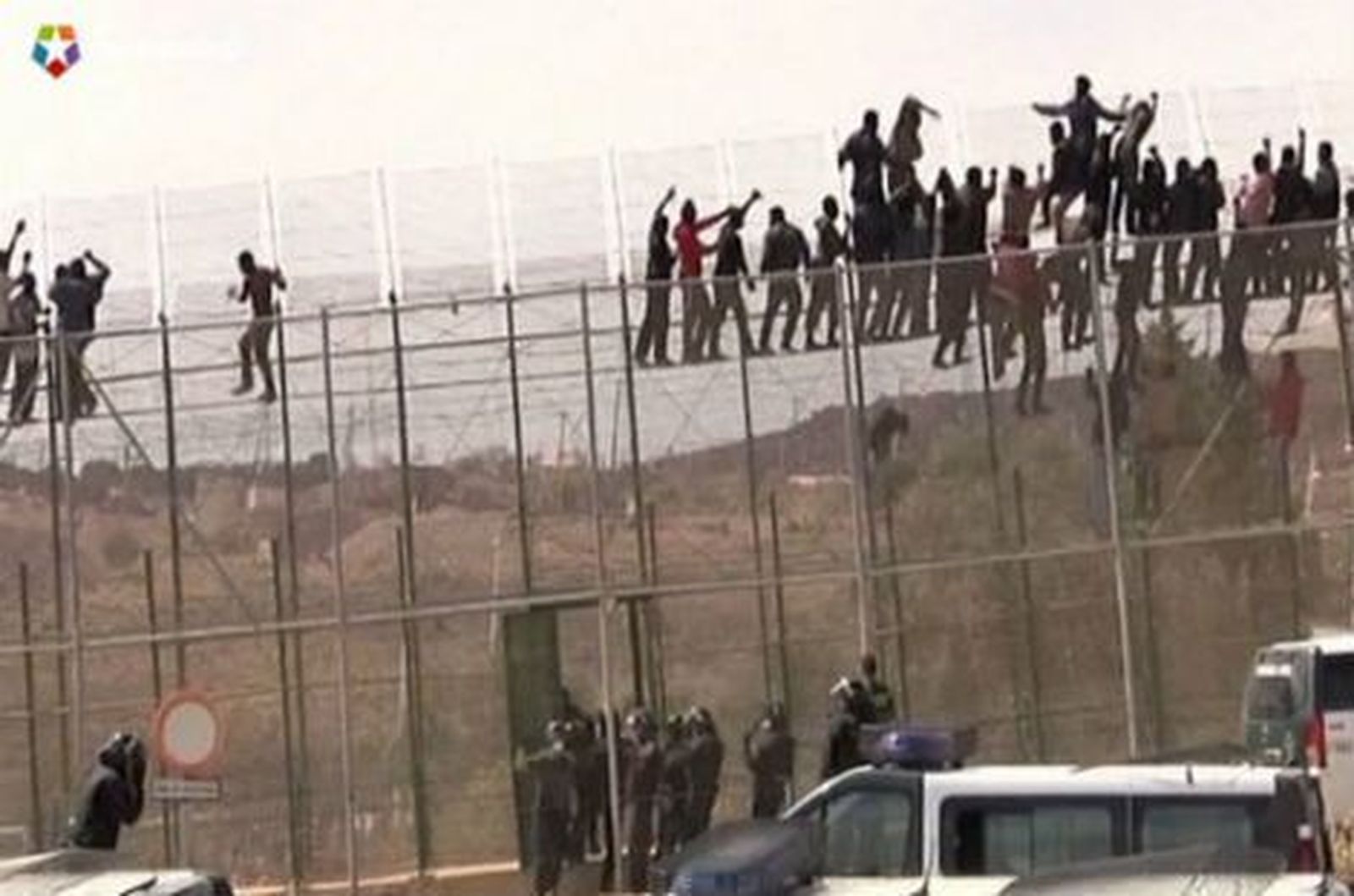 Doce guardias civiles heridos al tratar de impedir la entrada de inmigrantes a Melilla