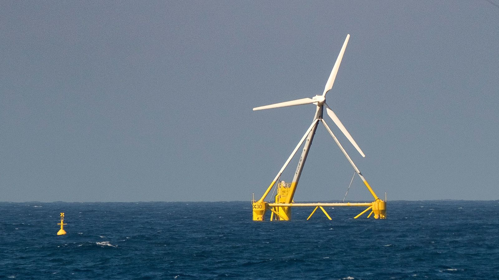 El prototipo de aerogenerador flotante X30, en el campo marino de ensayos de la Plataforma Oceánica de Canarias (Plocan)