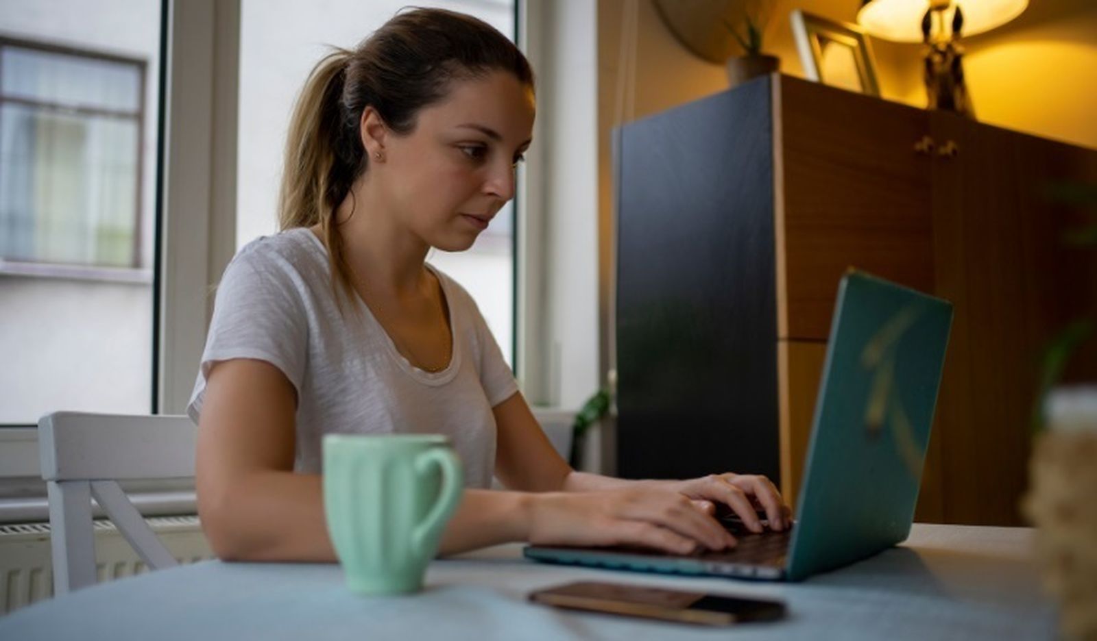 Mujer realizando la compra 'online'
