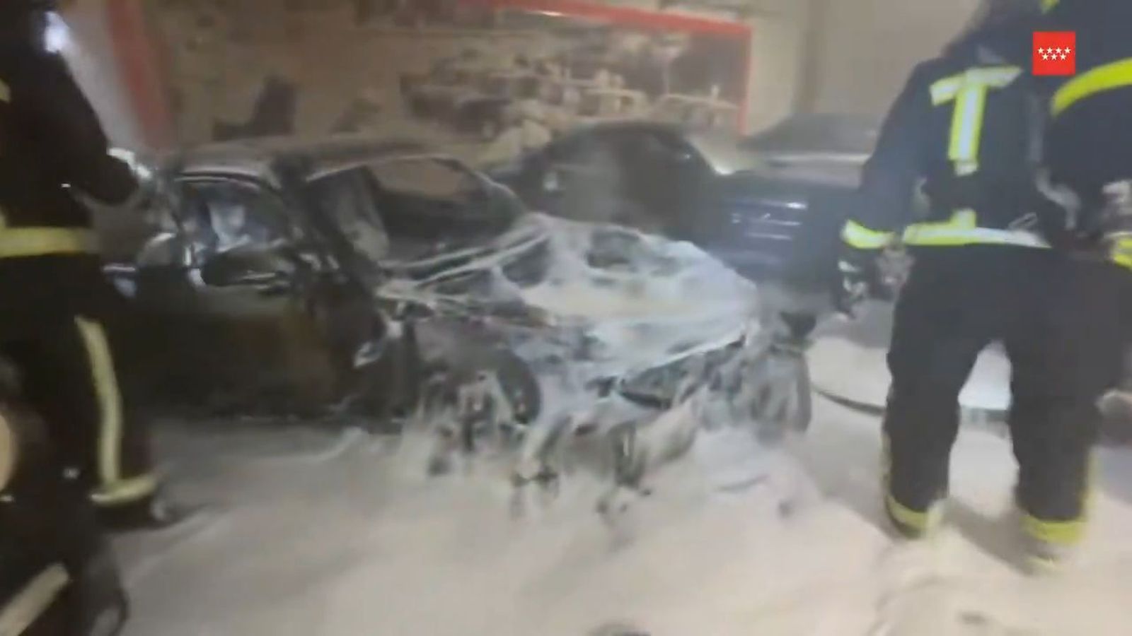 VÍDEO: Arde un vehículo de alta gama en el interior de un concesionario de Alcobendas