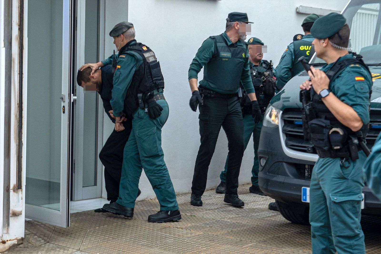 Insultos y gritos de "asesinos" a los 8 detenidos por la muerte de los dos agentes de la Guardia Civil