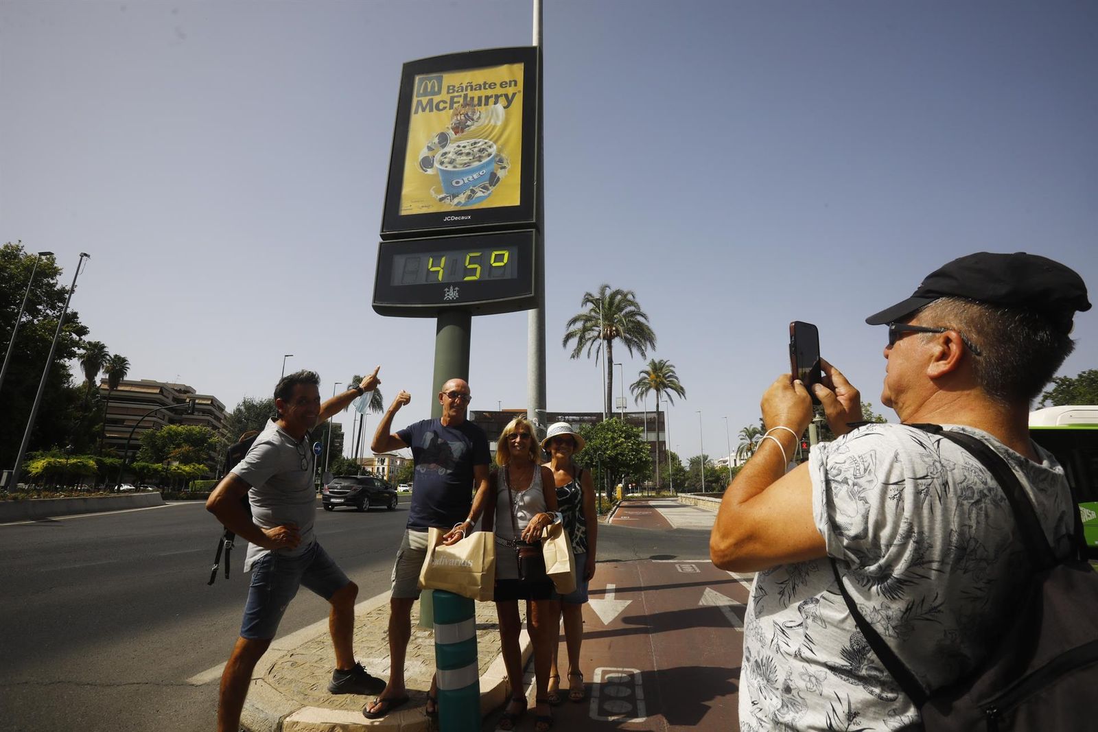 Los turistas cambian la imagen de la mezquita de Córdoba por esta otra instantánea. Y es que esta ciudad andaluza, junto con Sevilla, Jaén y Granada, podrían batir récords por altas temperaturas.