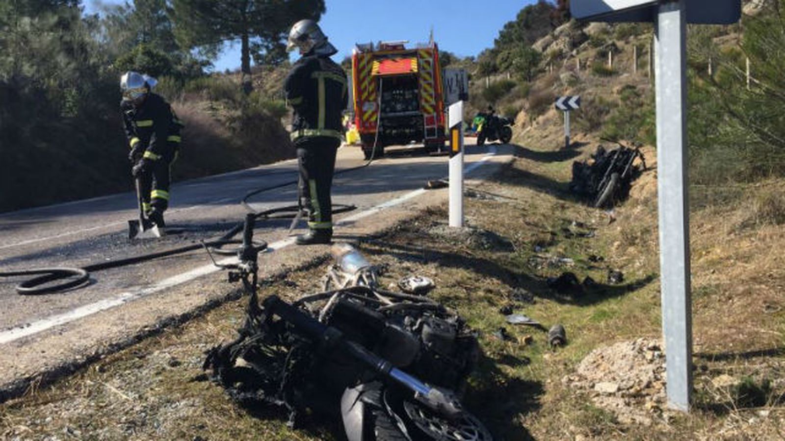 Dos motos arden en un accidente múltiple con heridos en Robledo de Chavela