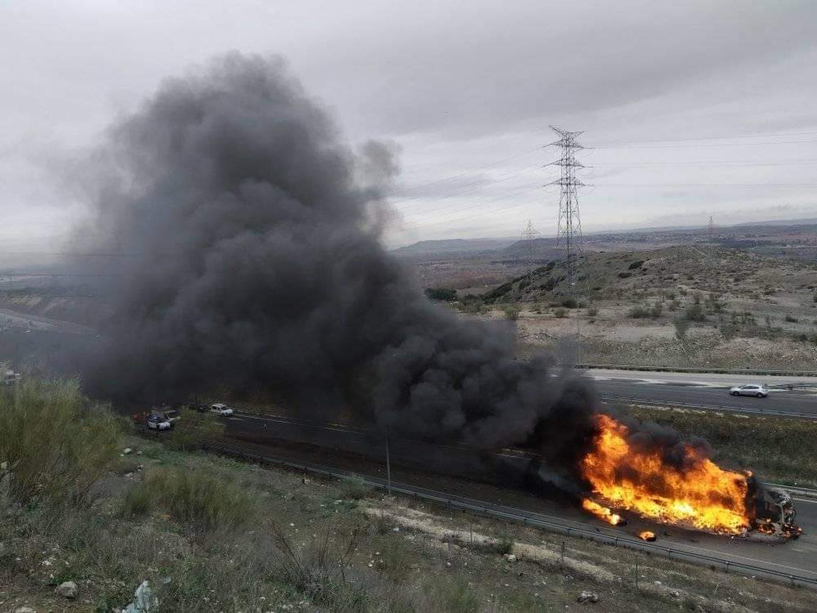 Imagen del vehículo incendiado en la M-50
