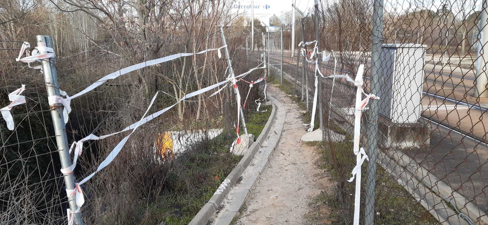 Paso sobre el arroyo Meaques y junto a las vías del Metro Ligero, en Pozuelo de Alarcón