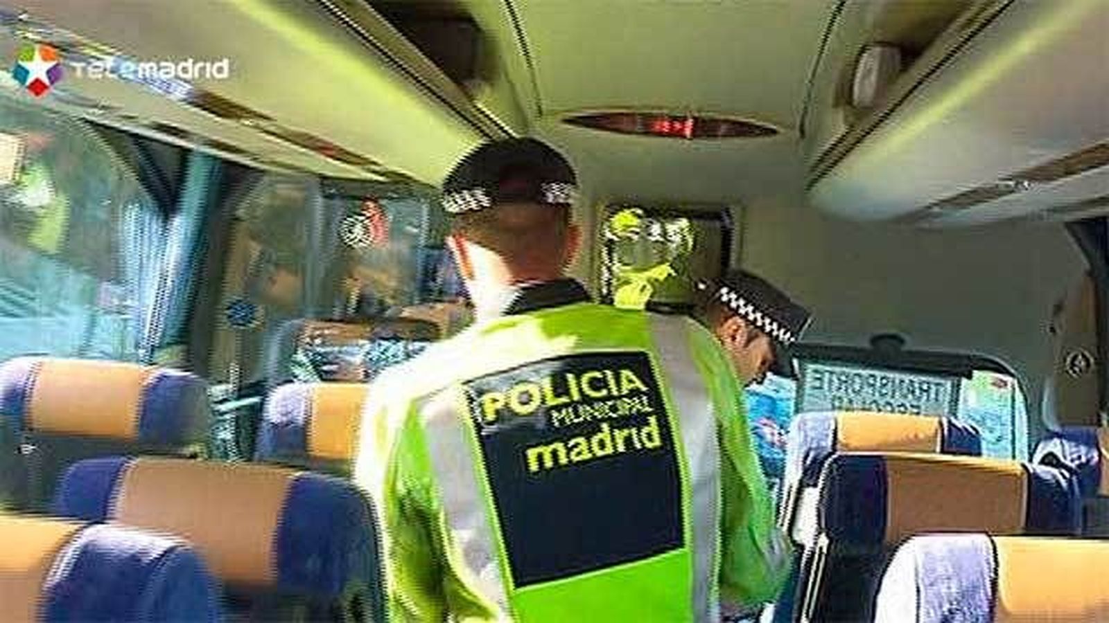 La Policía Municipal realiza una campaña de inspección  de transporte escolar en Madrid