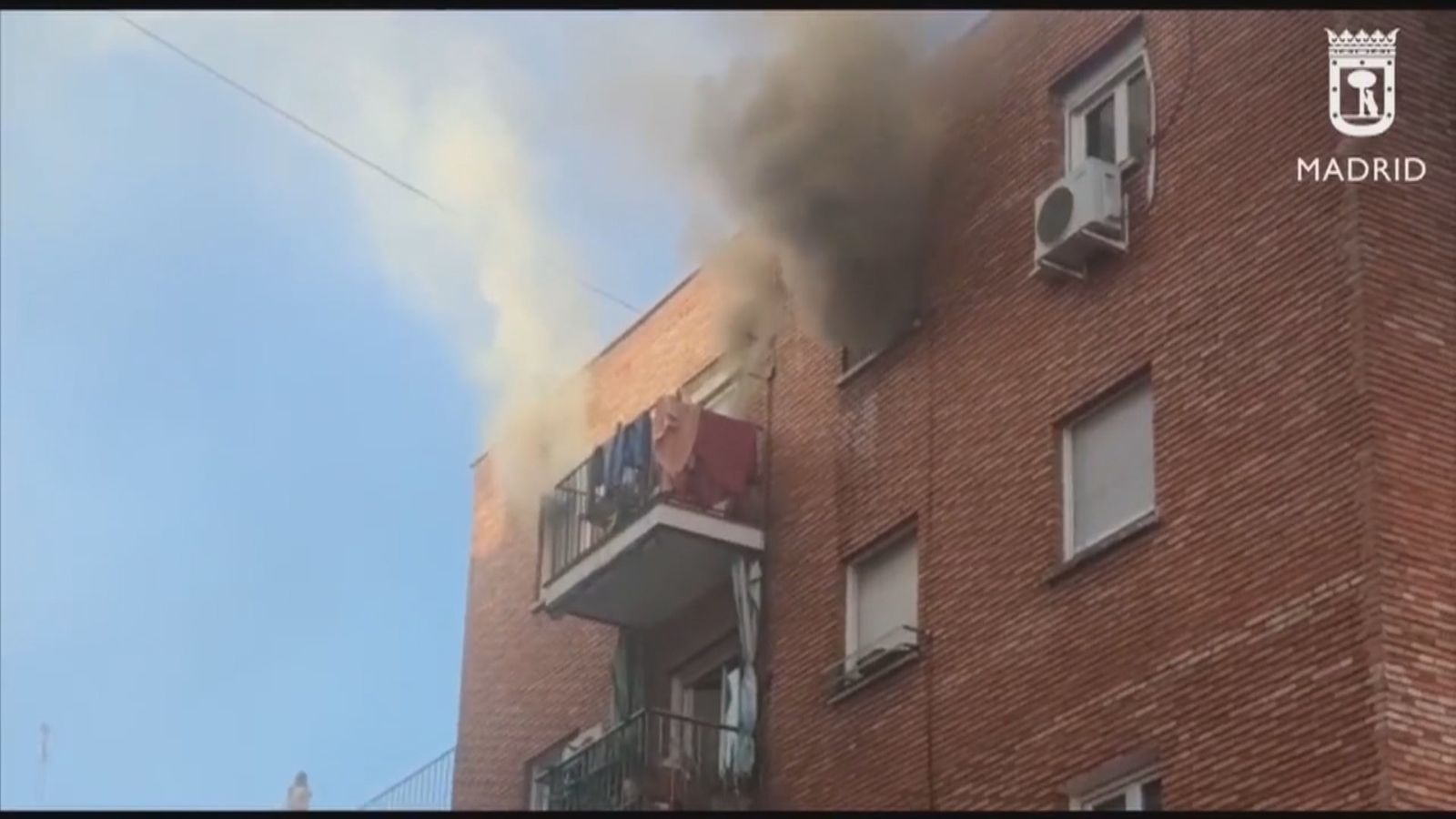 Un hombre de 48 años intoxicado leve en un incendio en  un piso en la calle Ofelia Nieto de Madrid