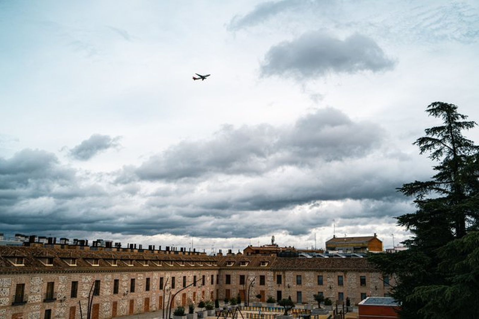 Un avión sobre San Fernando de Henares