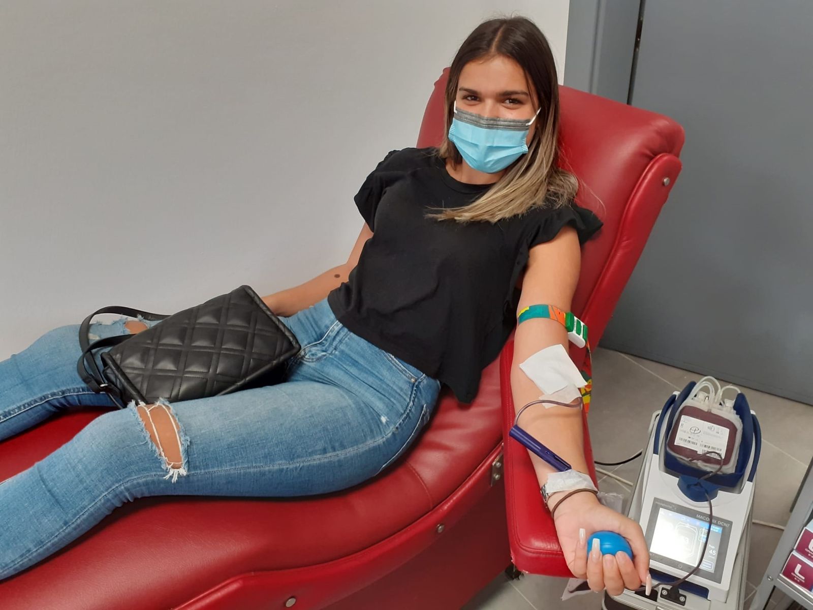 Una joven dona sangre