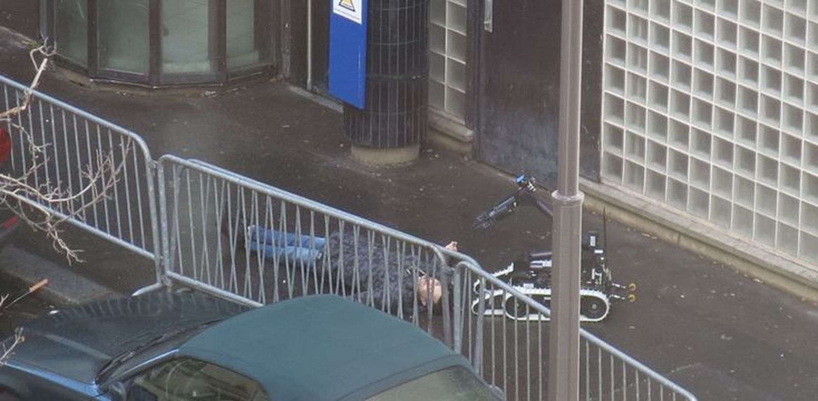 Un hombre abatido a tiros junto a una comisaría del norte de París