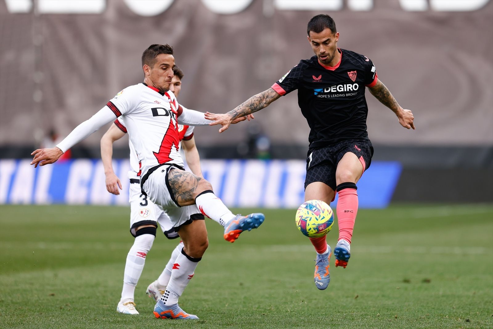 EuropaPress_4998623_jesus_joaquin_fernandez_suso_of_sevilla_fc_and_oscar_trejo_of_rayo