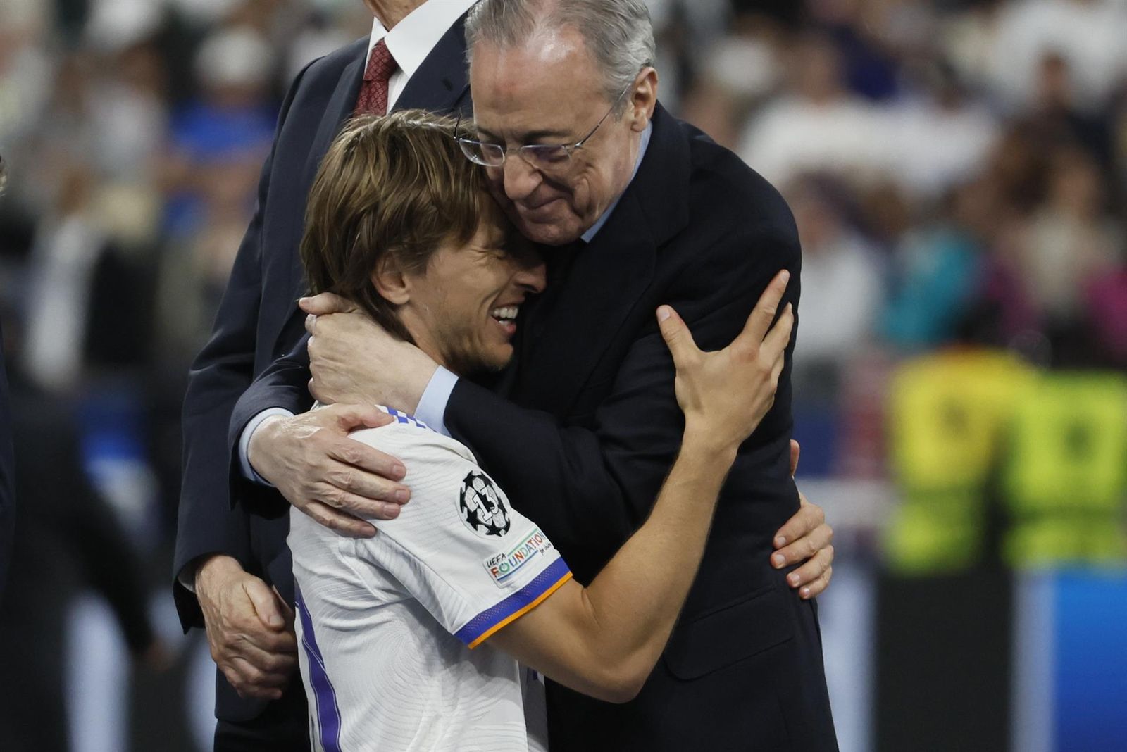 Florentino Pérez se abraza con Modric