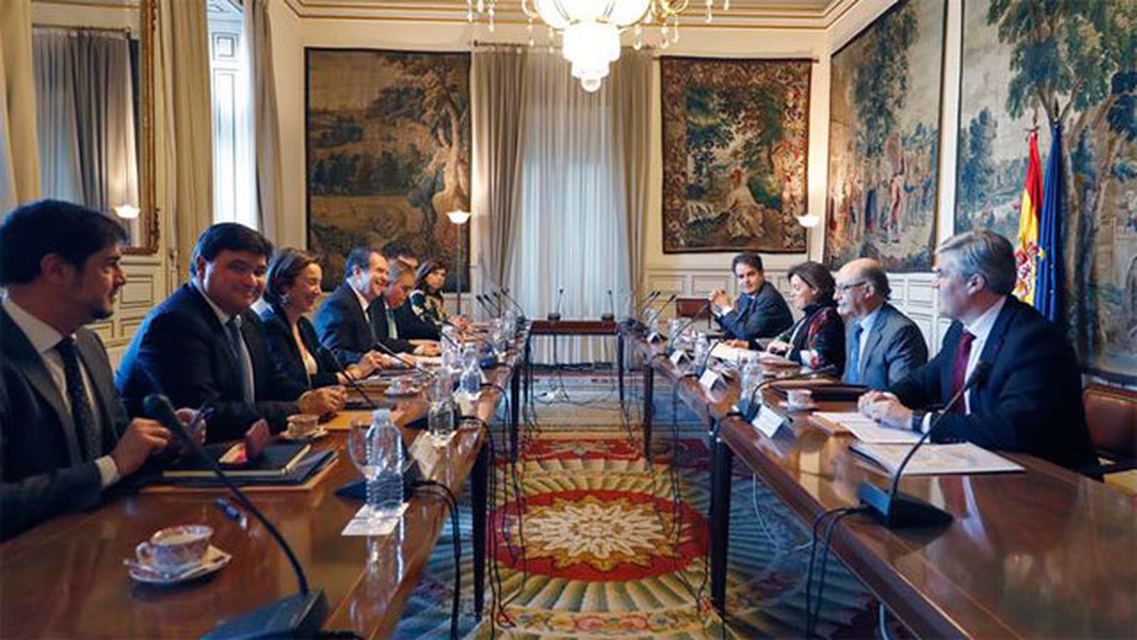 Representantes de la FEMP y del Gobierno reunidos