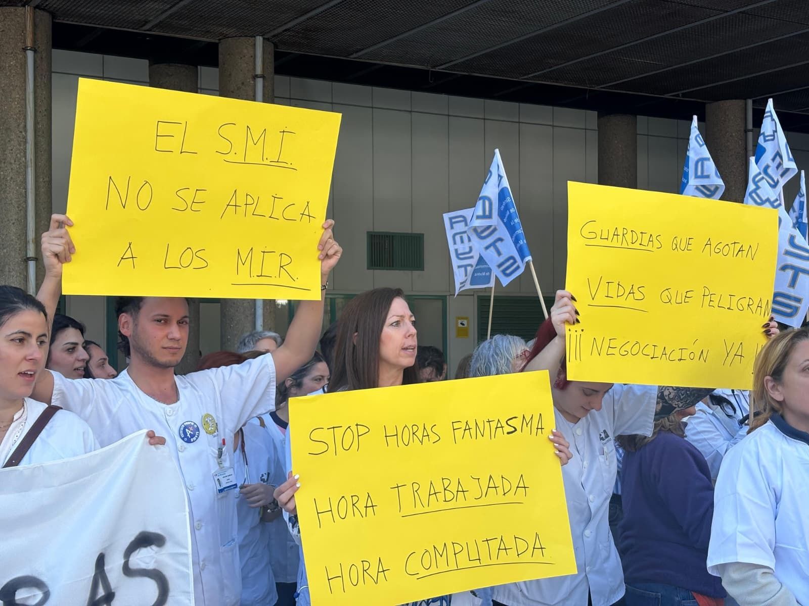Protesta de médicos y facultativos en Madrid por el precio de las horas extra