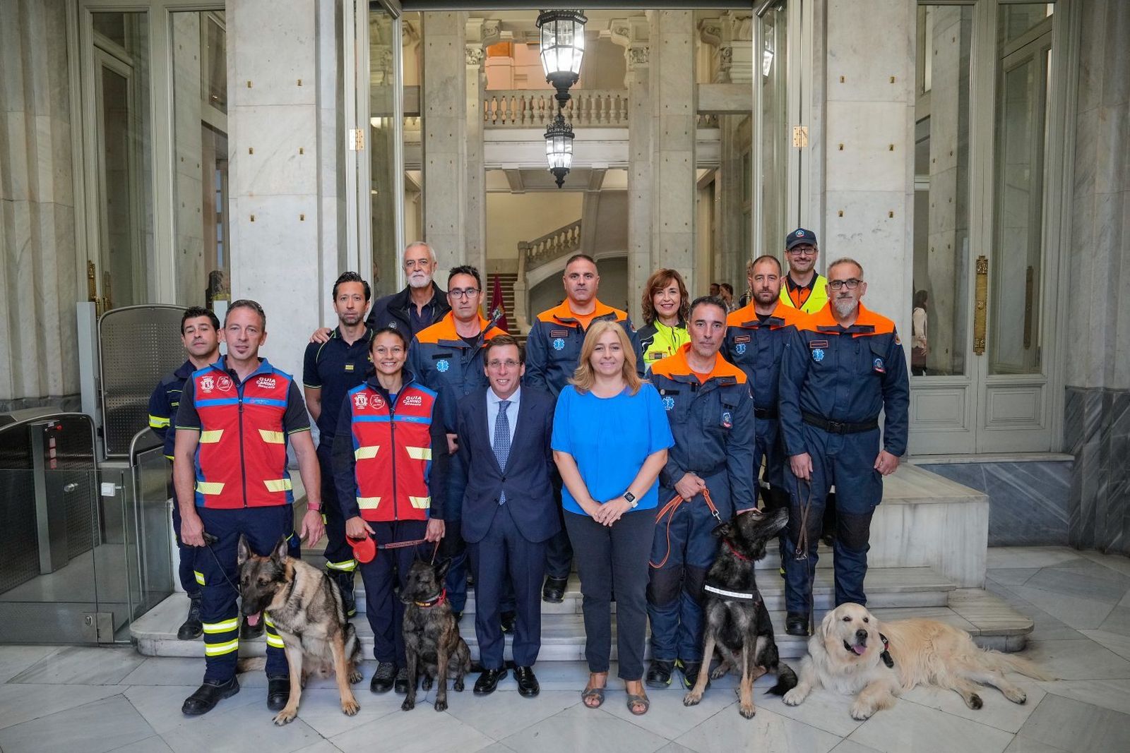 Almeida recibe al equipo de Samur-Protección Civil y Bomberos