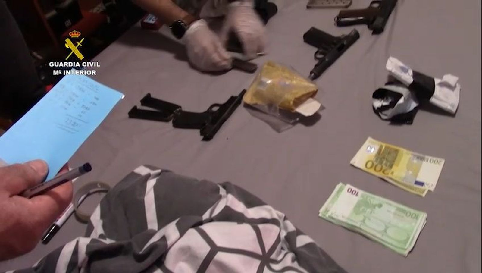 La Guardia Civil desarticula una organización dedicada al tráfico de armas y munición y detiene a 12 personas