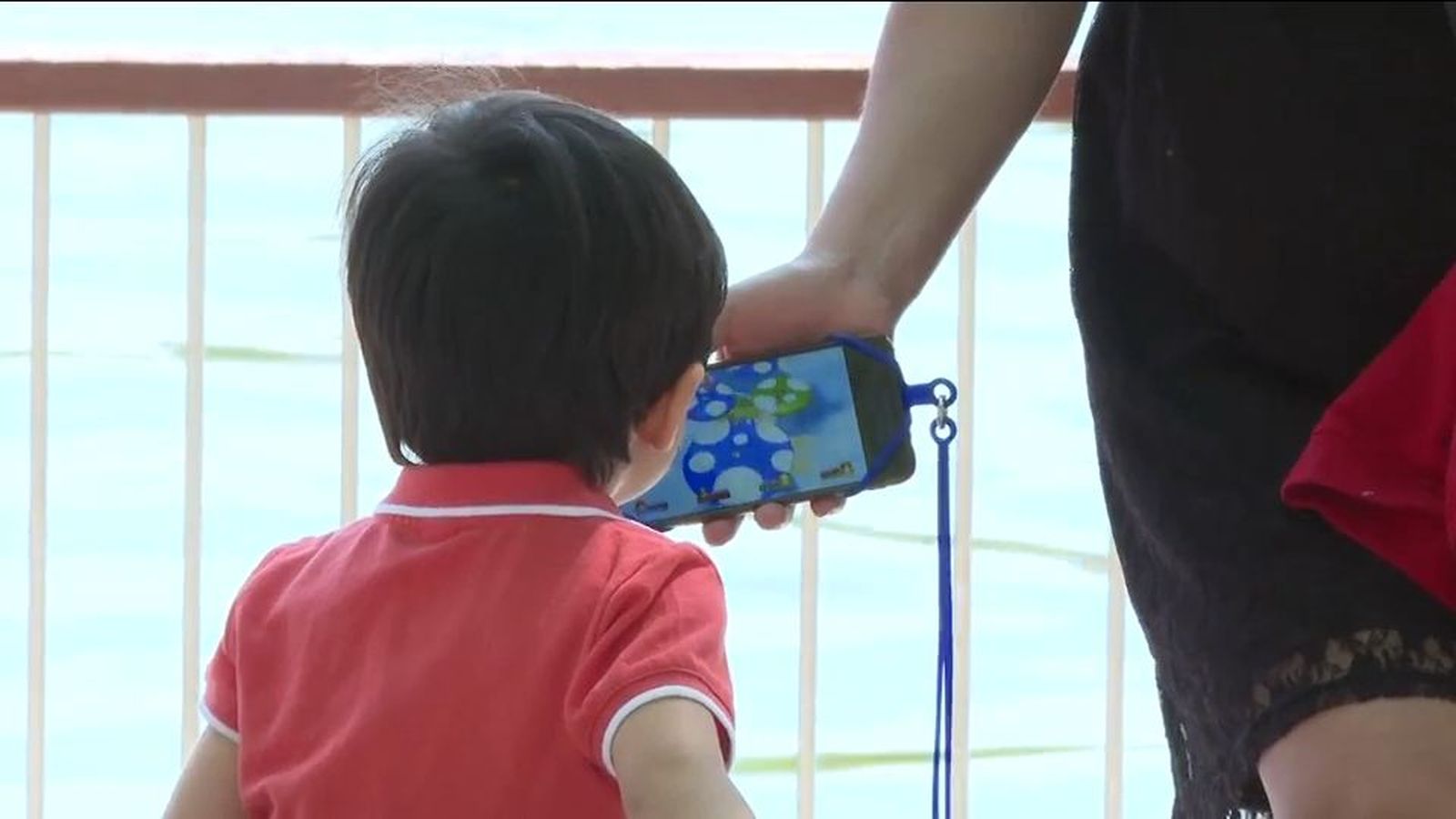 60 entidades piden prohibir el acceso a tabletas y móviles a los niños menores de tres años