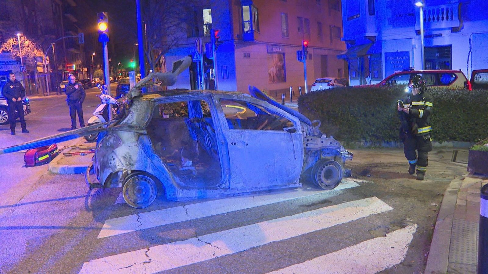 Arde un coche eléctrico en un parking del centro de Madrid mientras estaba cargando